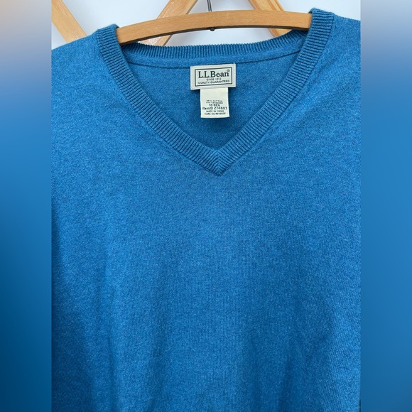 L.L. Bean Men's Blue V-Neck Cotton and Cashmere Sweater - Picture 6 of 7